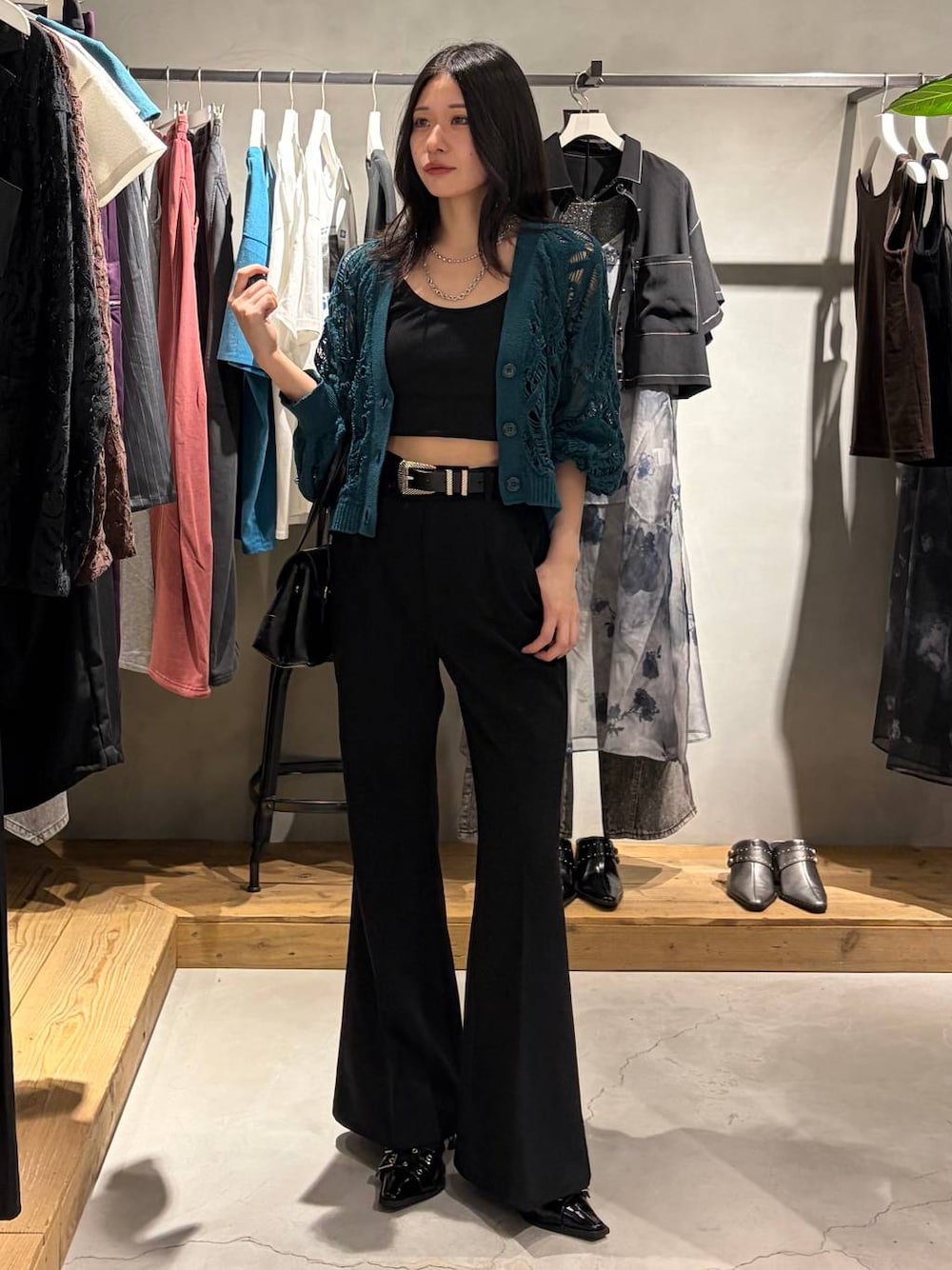 ブラック系のスラックス、ブラック系のキャミソール、ブルー系のカーディガン/ボレロを着用したレディースの夏コーディネートの1枚目の写真