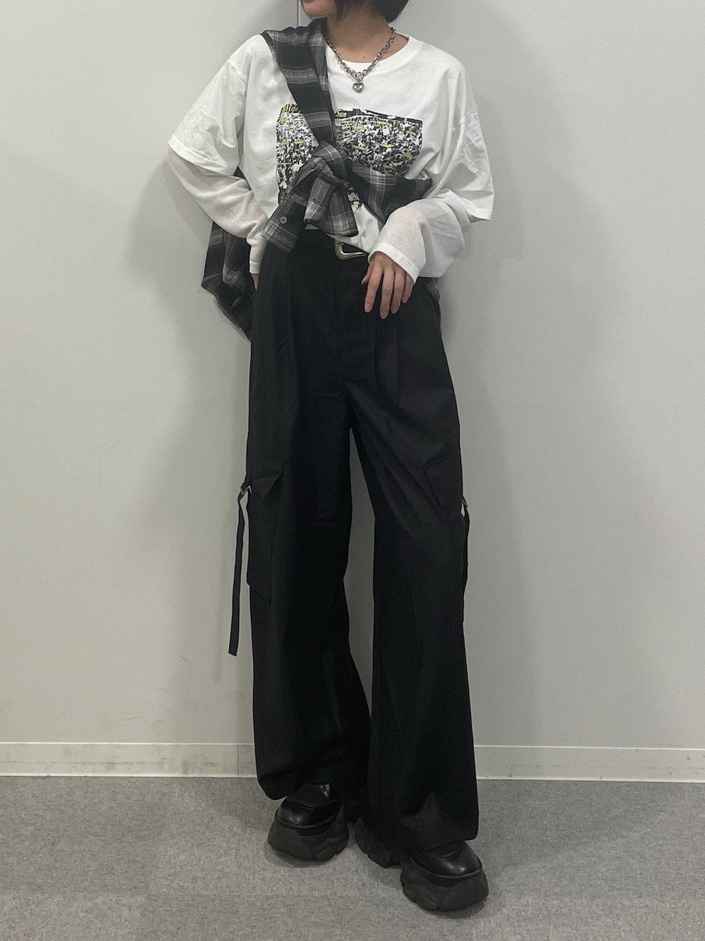 ホワイト系のTシャツ/カットソー、ブラック系のシャツ/ブラウス、ブラック系のスラックスを着用したレディースの秋コーディネートの1枚目の写真