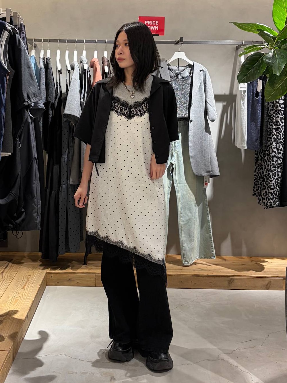 ホワイト系のチュニック、ブラック系のデニムパンツ、グレー系のTシャツ/カットソーを着用したレディースの夏コーディネートの1枚目の写真