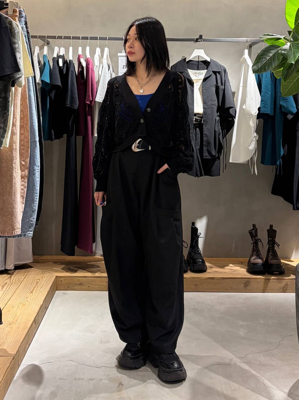 ブラック系のカーディガン/ボレロ、ブラック系のその他パンツ、ブラック系のベルトを着用したレディースの春コーディネートの1枚目の写真