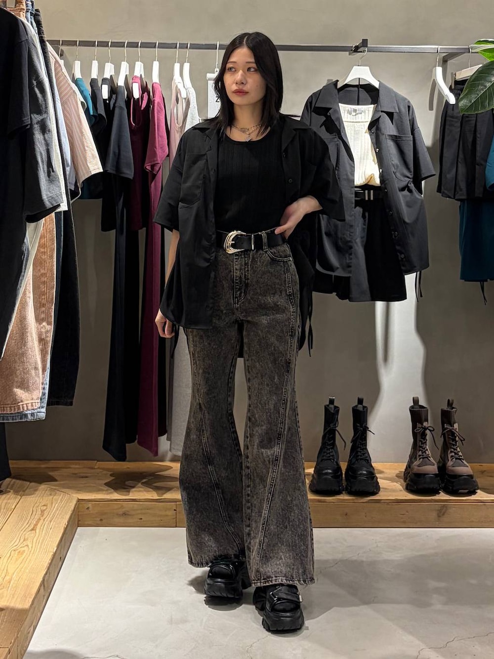 ブラック系のデニムパンツ、ブラック系のサンダル、ブラック系のシャツ/ブラウスを着用したレディースの春コーディネートの1枚目の写真
