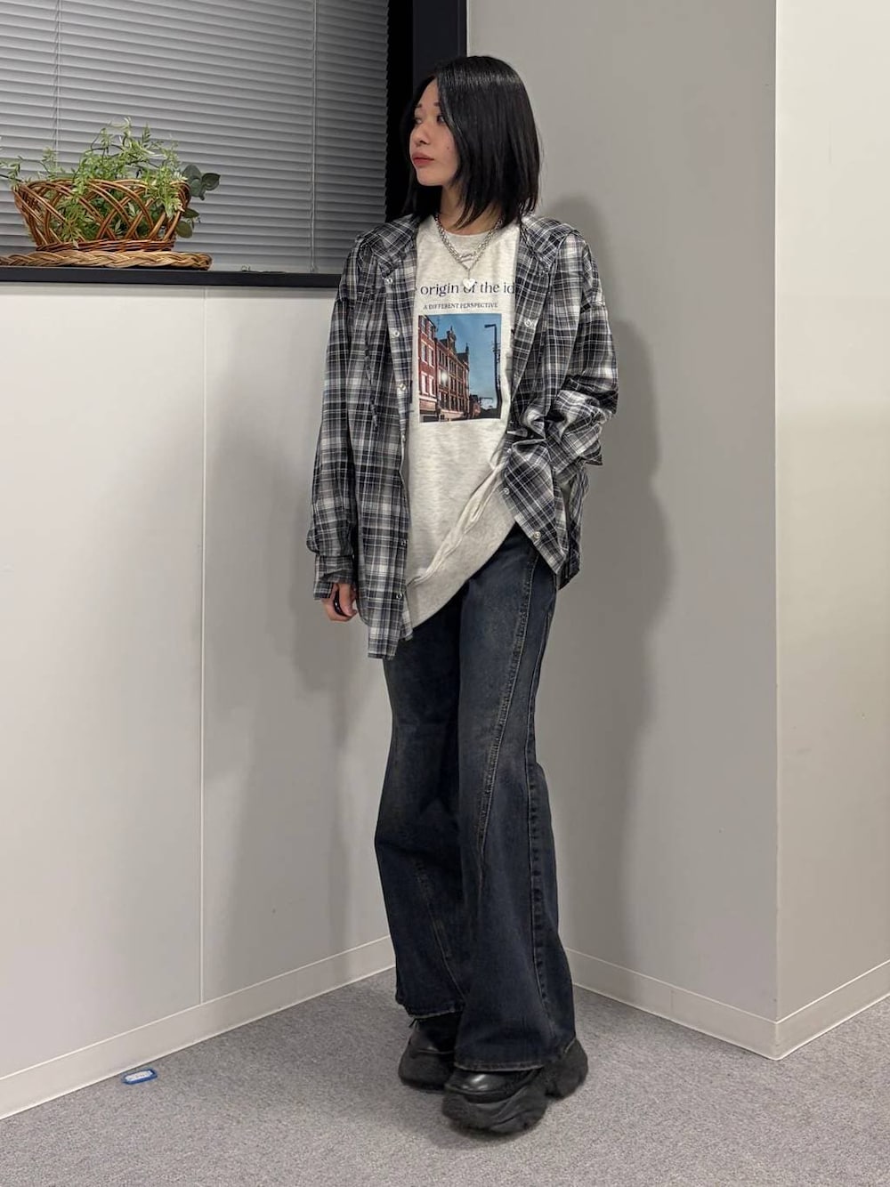 ブラック系のブーツ、ブルー系のデニムパンツ、ベージュ系のTシャツ/カットソーを着用したレディースの春コーディネートの1枚目の写真