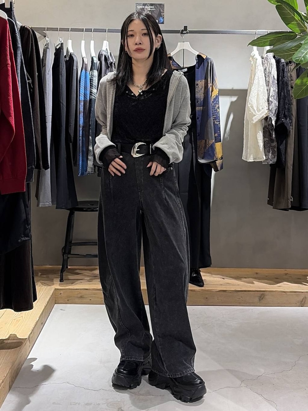 グレー系のパーカー、ブラック系のシャツ/ブラウス、ブラック系のデニムパンツを着用したレディースの秋コーディネートの1枚目の写真