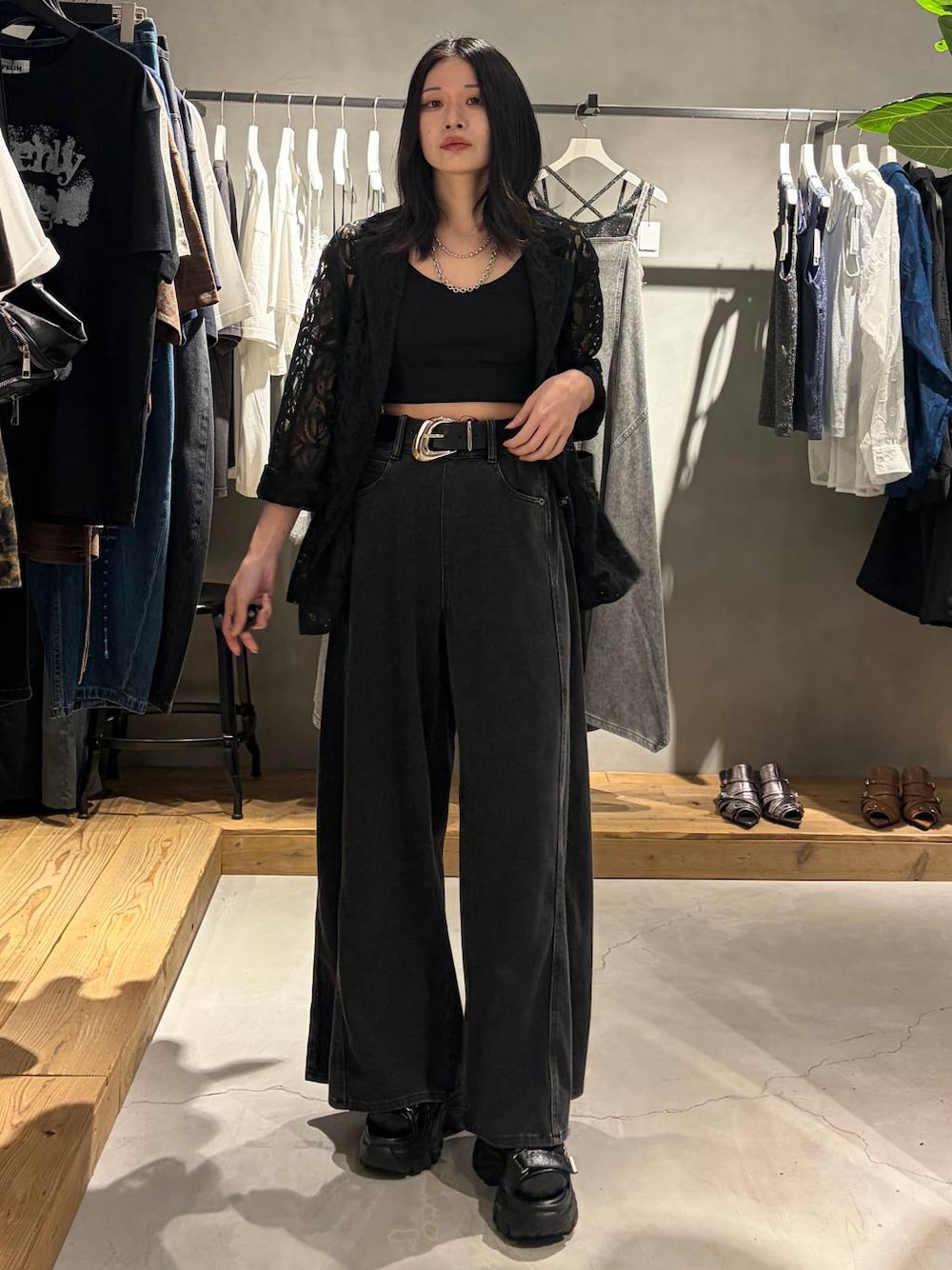 ブラック系のデニムパンツ、ブラック系のテーラードジャケット、ブラック系のキャミソールを着用したレディースの夏コーディネートの1枚目の写真