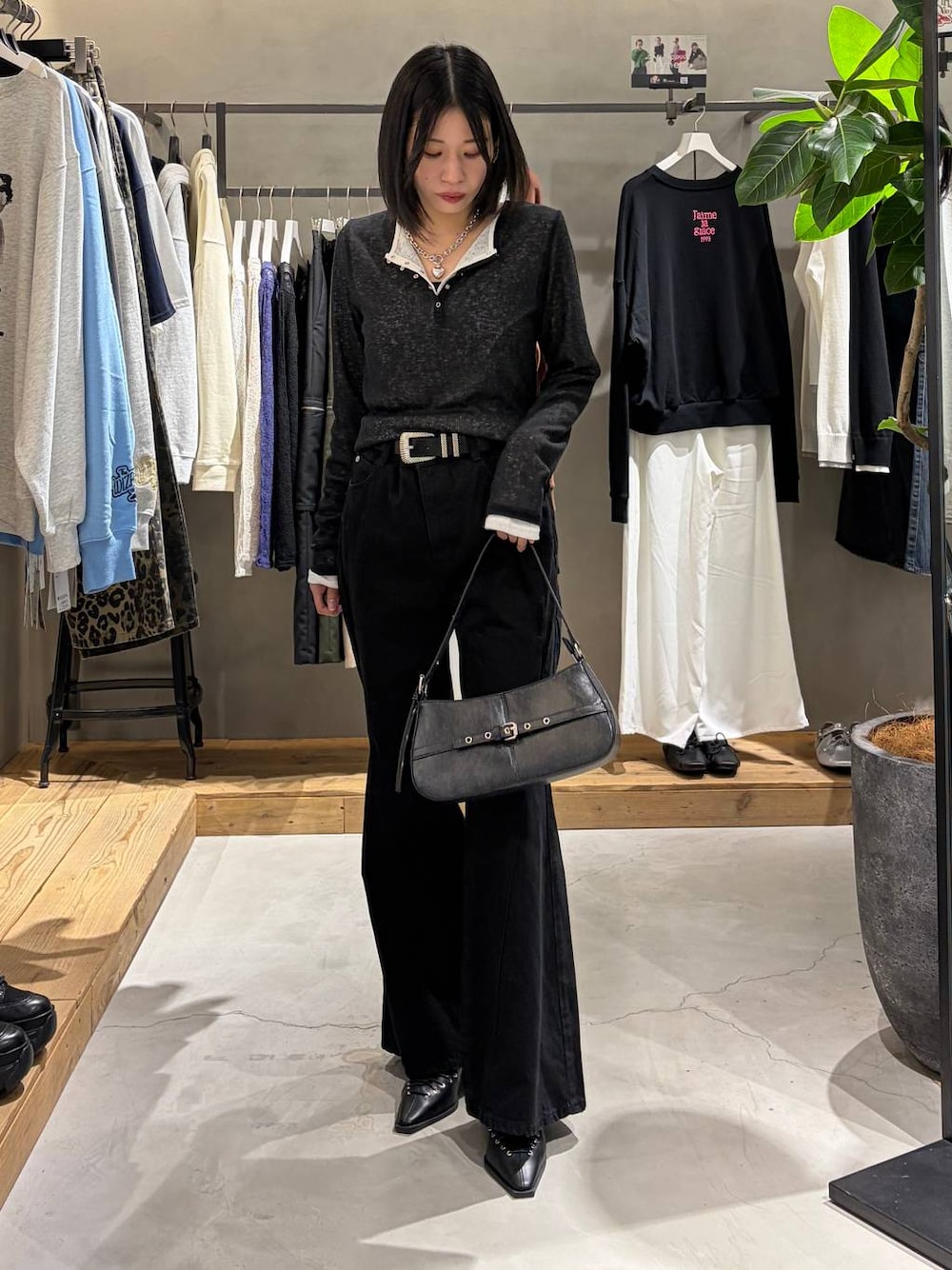 ブラック系のデニムパンツ、ブラック系のハンドバッグ、ブラック系のサンダルを着用したレディースの冬コーディネートの1枚目の写真