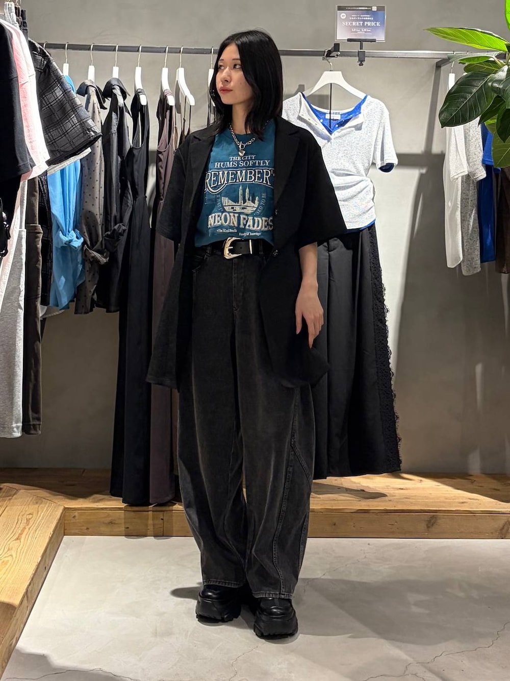 ブラック系のスニーカー、ブラック系のデニムパンツ、ブルー系のTシャツ/カットソーを着用したレディースの夏コーディネートの1枚目の写真