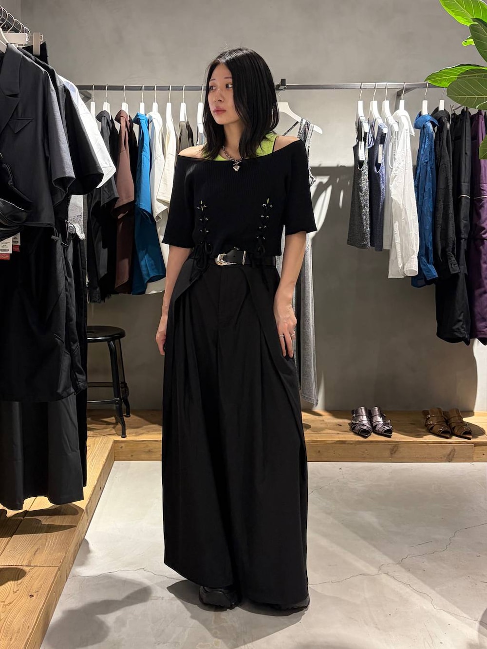 ブラック系のスラックス、ブラック系のTシャツ/カットソー、ブラック系のスニーカーを着用したレディースの夏コーディネートの1枚目の写真
