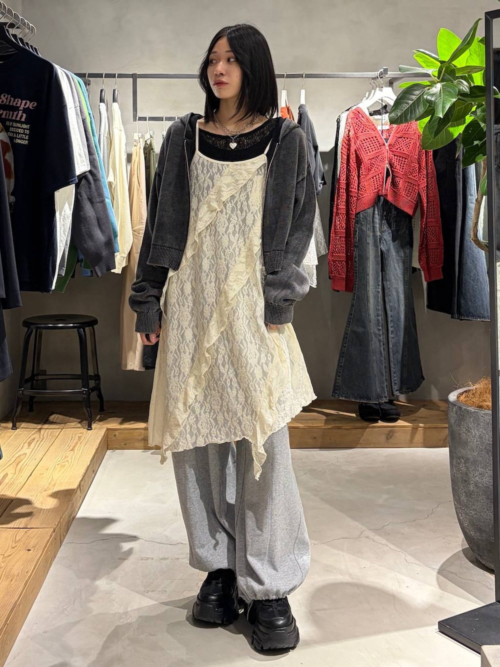 ブラック系のブーツ、グレー系のスウェットパンツ、グレー系のパーカーを着用したレディースの春コーディネートの1枚目の写真