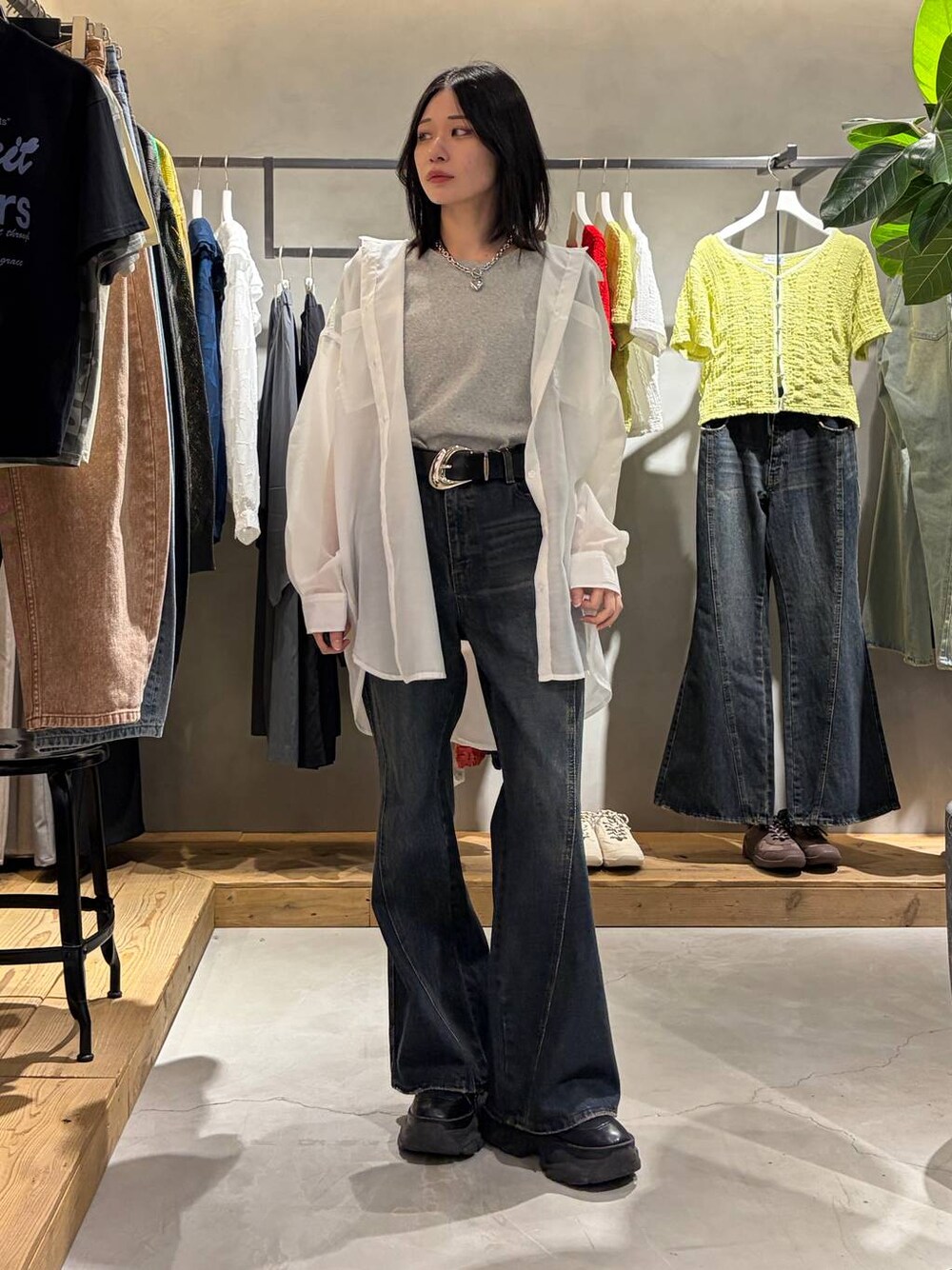 ブルー系のデニムパンツ、ホワイト系のシャツ/ブラウス、グレー系のTシャツ/カットソーを着用したレディースの春コーディネートの1枚目の写真
