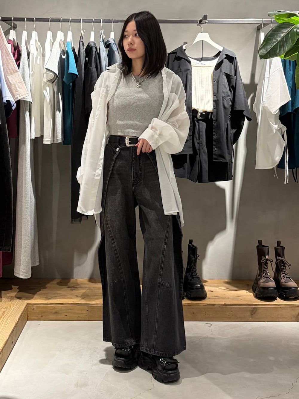 ブラック系のサンダル、ホワイト系のシャツ/ブラウス、グレー系のTシャツ/カットソーを着用したレディースの春コーディネートの1枚目の写真
