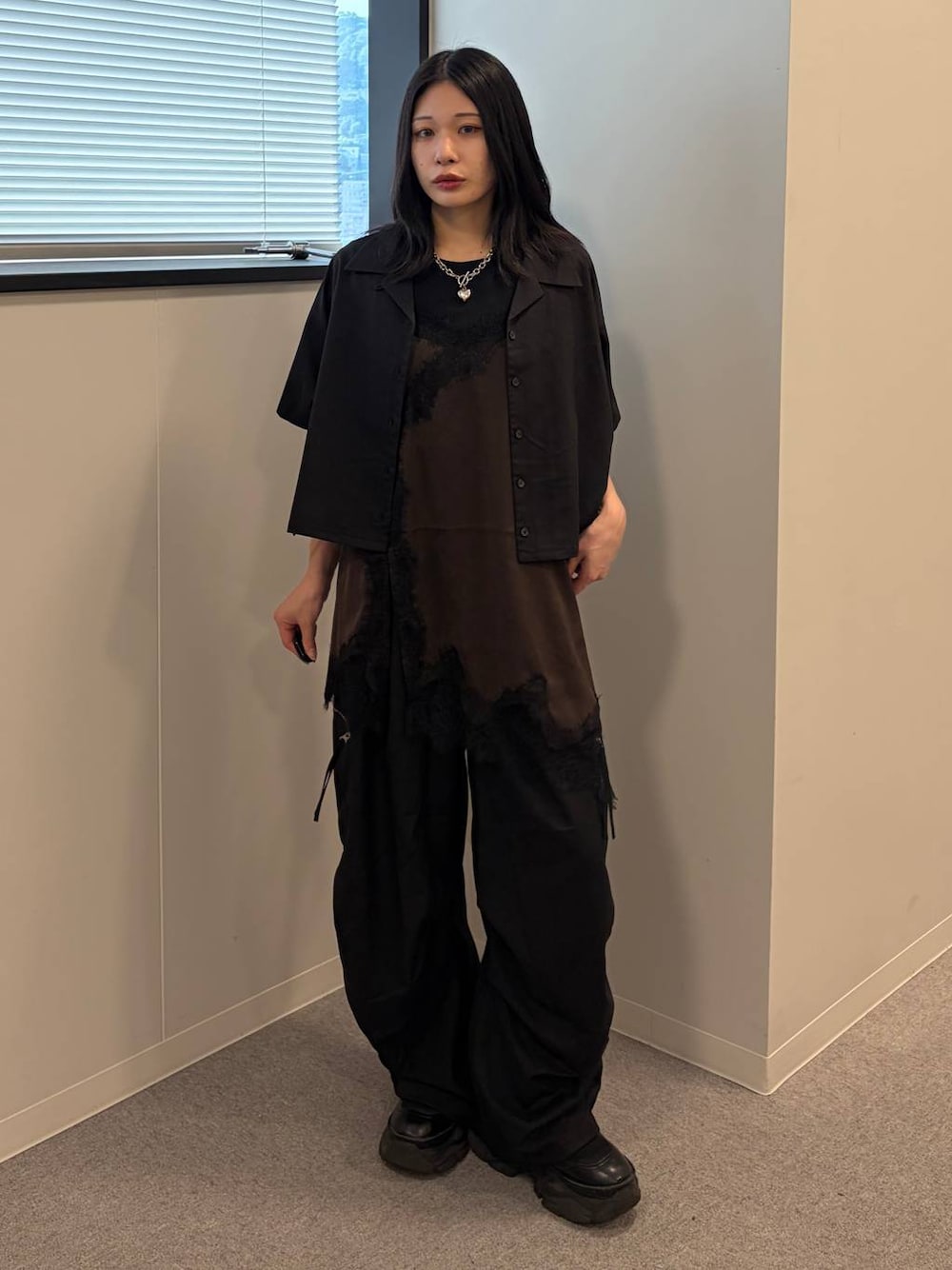 ブラウン系のチュニック、ブラック系のカーゴパンツ、ブラック系のTシャツ/カットソーを着用したレディースの夏コーディネートの1枚目の写真