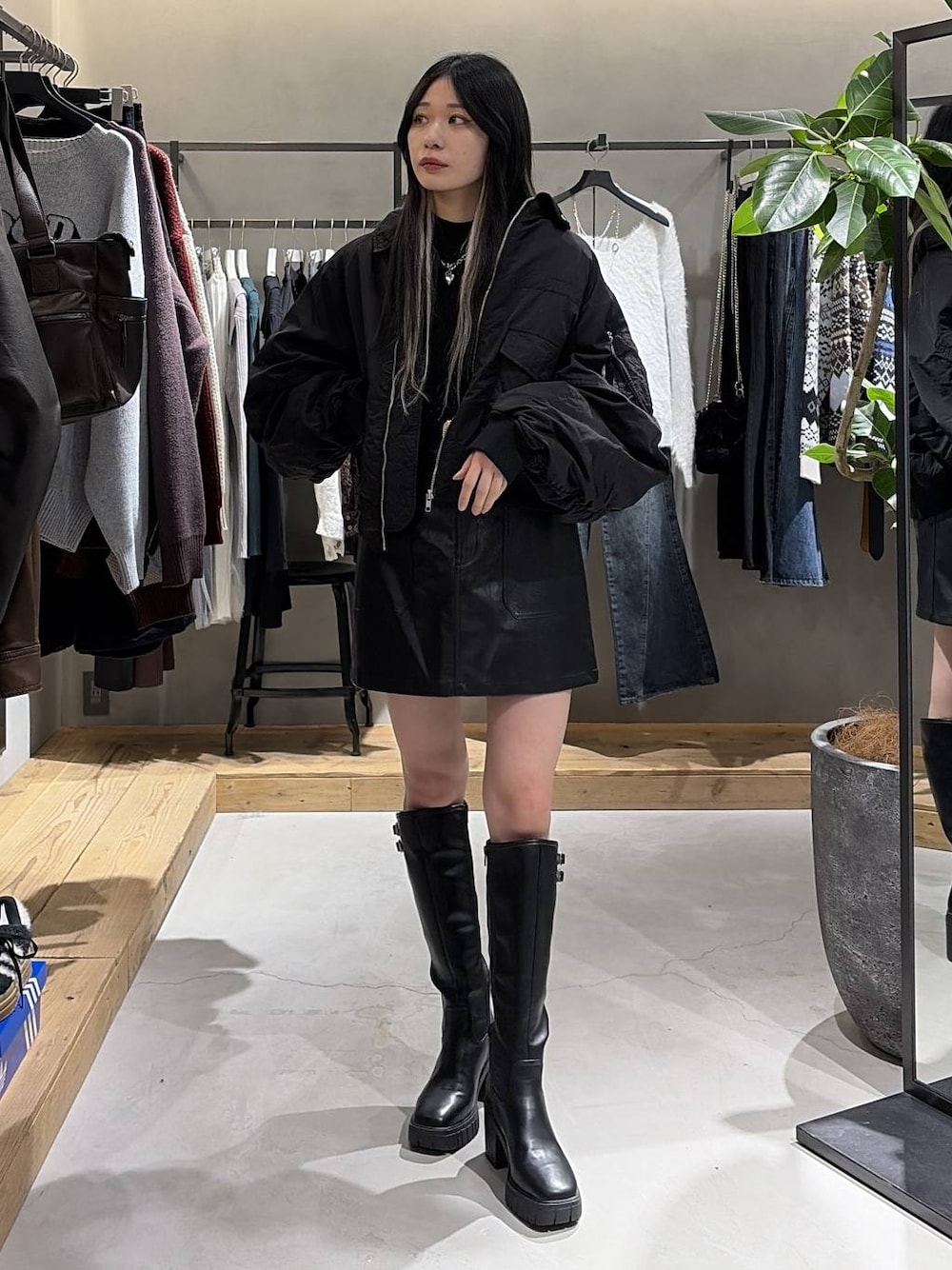 ブラック系のブーツ、ブラック系のスカート、ブラック系のブルゾンを着用したレディースの冬コーディネートの1枚目の写真