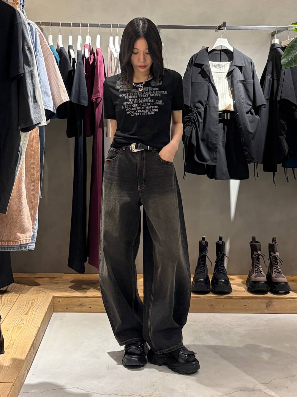 ブラック系のデニムパンツ、ブラック系のサンダル、ブラック系のTシャツ/カットソーを着用したレディースの夏コーディネートの1枚目の写真