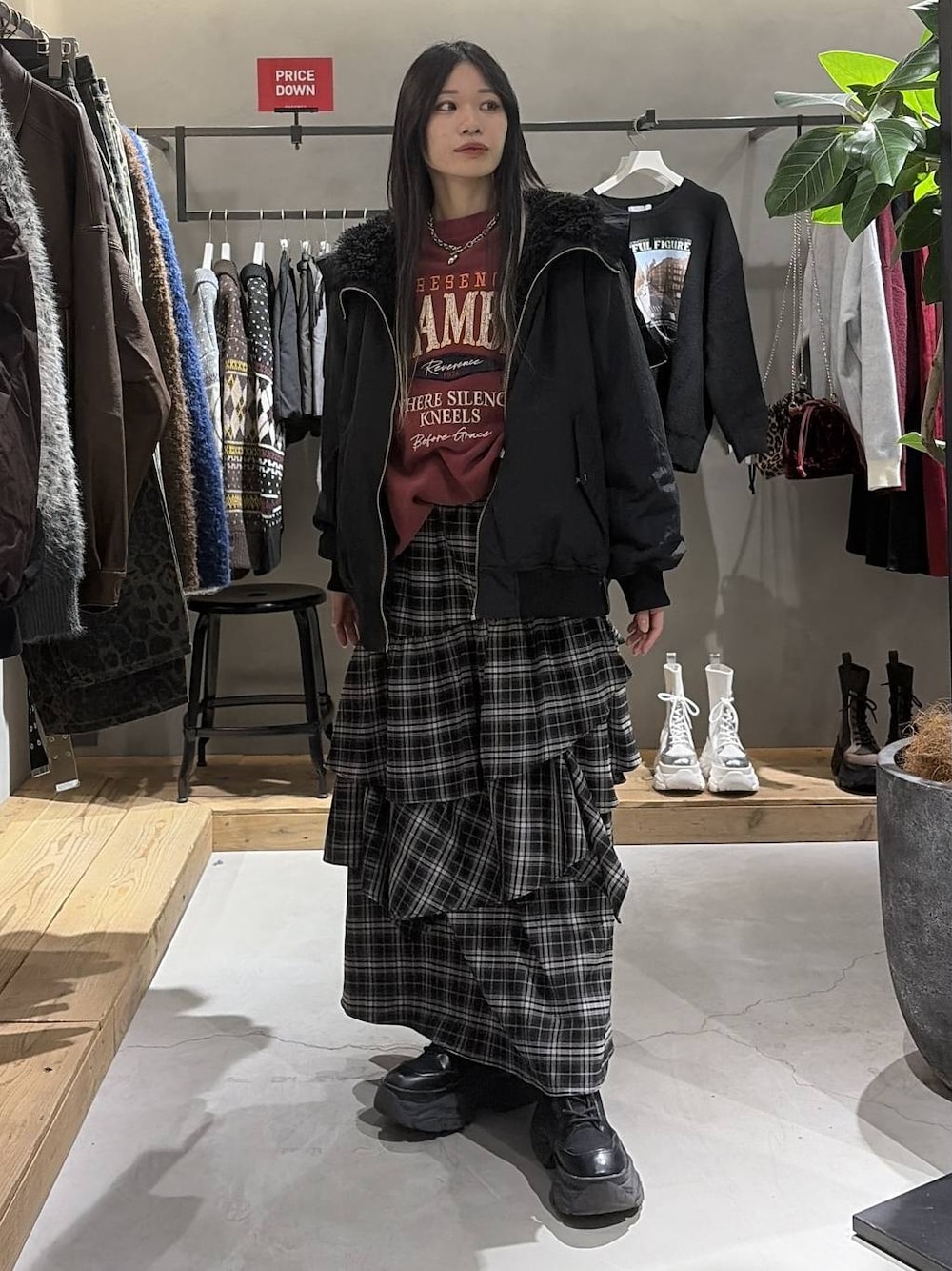 ブラック系のブーツ、ブラック系のブルゾン、レッド系のスウェットを着用したレディースの冬コーディネートの1枚目の写真