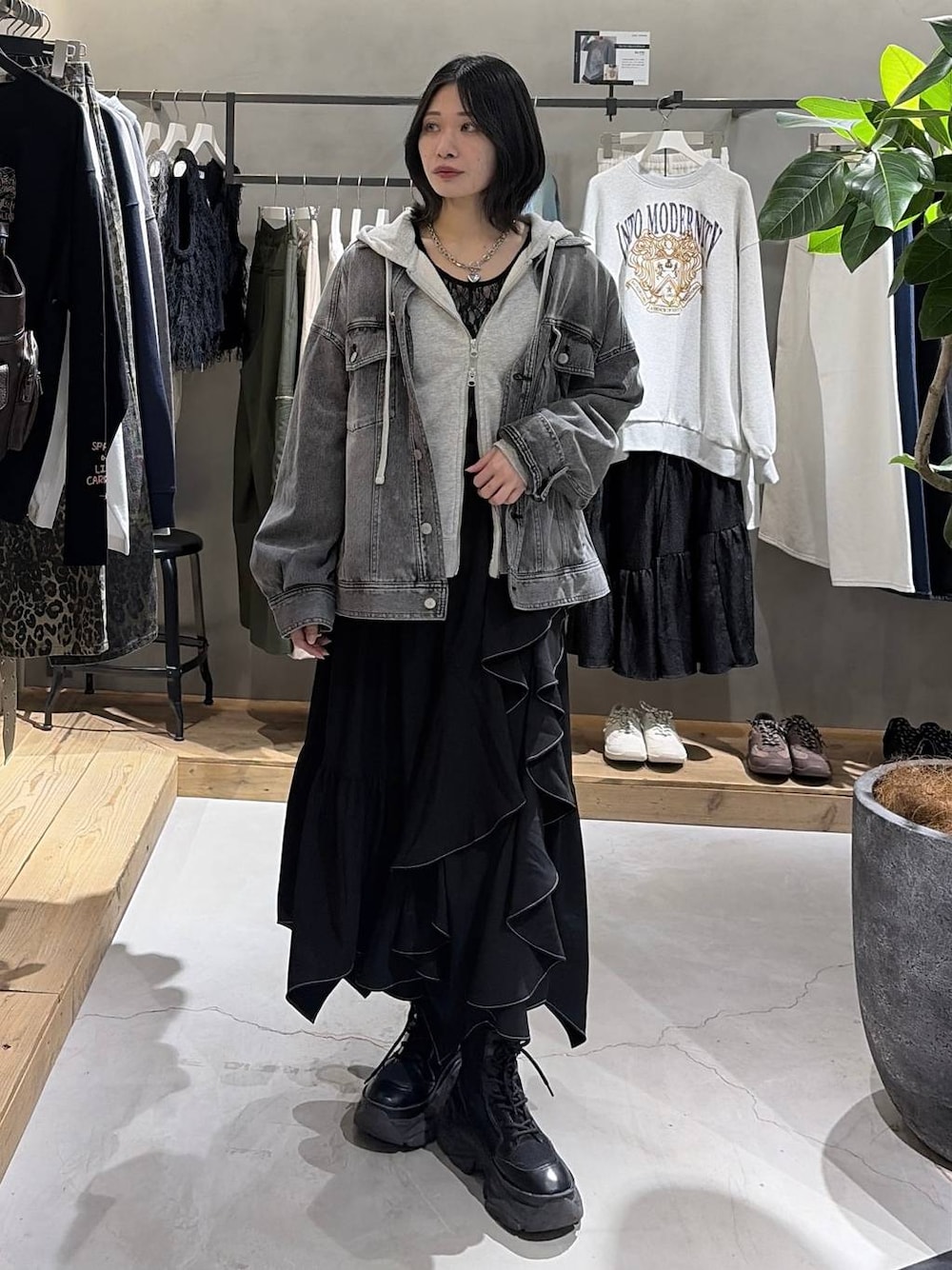 ブラック系のTシャツ/カットソー、グレー系のパーカー、ブラック系のスカートを着用したレディースの冬コーディネートの1枚目の写真