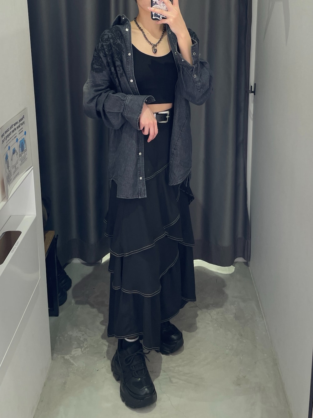 「PAGEBOYのシシュウデニムシャツ（シャツ/ブラウス、ブラック系）」を使った、Ruuさん（骨格ナチュラル・レディース・158cm）の春コーディネートの1枚目の写真