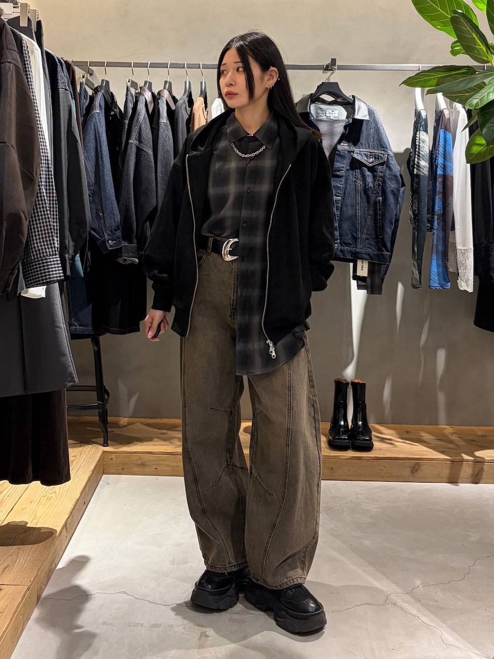 ブラック系のパーカー、ブラック系のシャツ/ブラウス、ブラウン系のデニムパンツを着用したレディースの秋コーディネートの1枚目の写真