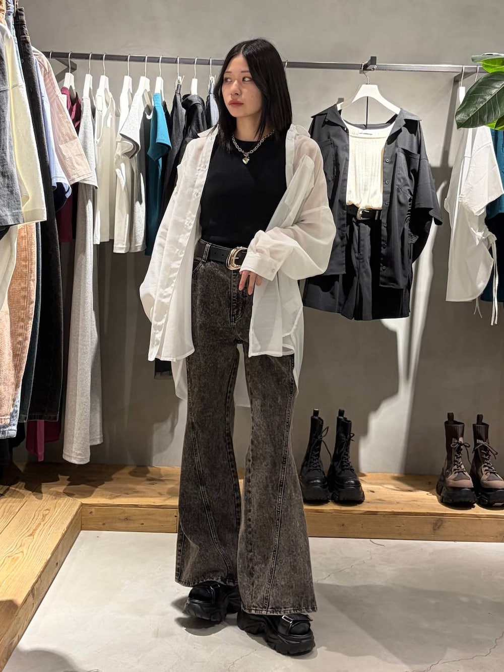 ブラック系のデニムパンツ、ブラック系のサンダル、ホワイト系のシャツ/ブラウスを着用したレディースの春コーディネートの1枚目の写真