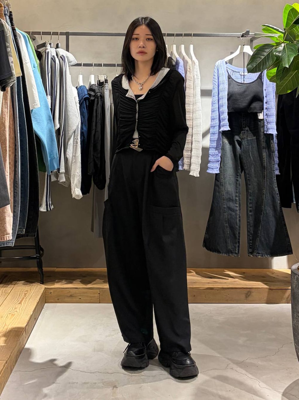 ブラック系のブーツ、ブラック系のTシャツ/カットソー、グレー系のタンクトップを着用したレディースの春コーディネートの1枚目の写真