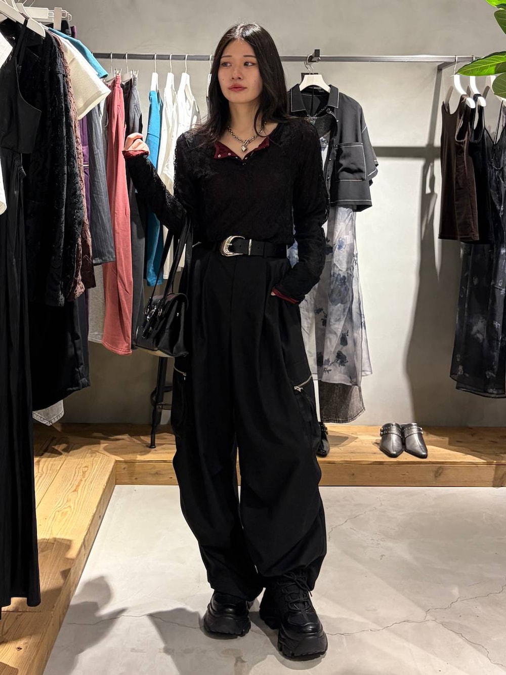 ブラック系のカーゴパンツ、レッド系のシャツ/ブラウス、ブラック系のシャツ/ブラウスを着用したレディースの夏コーディネートの1枚目の写真