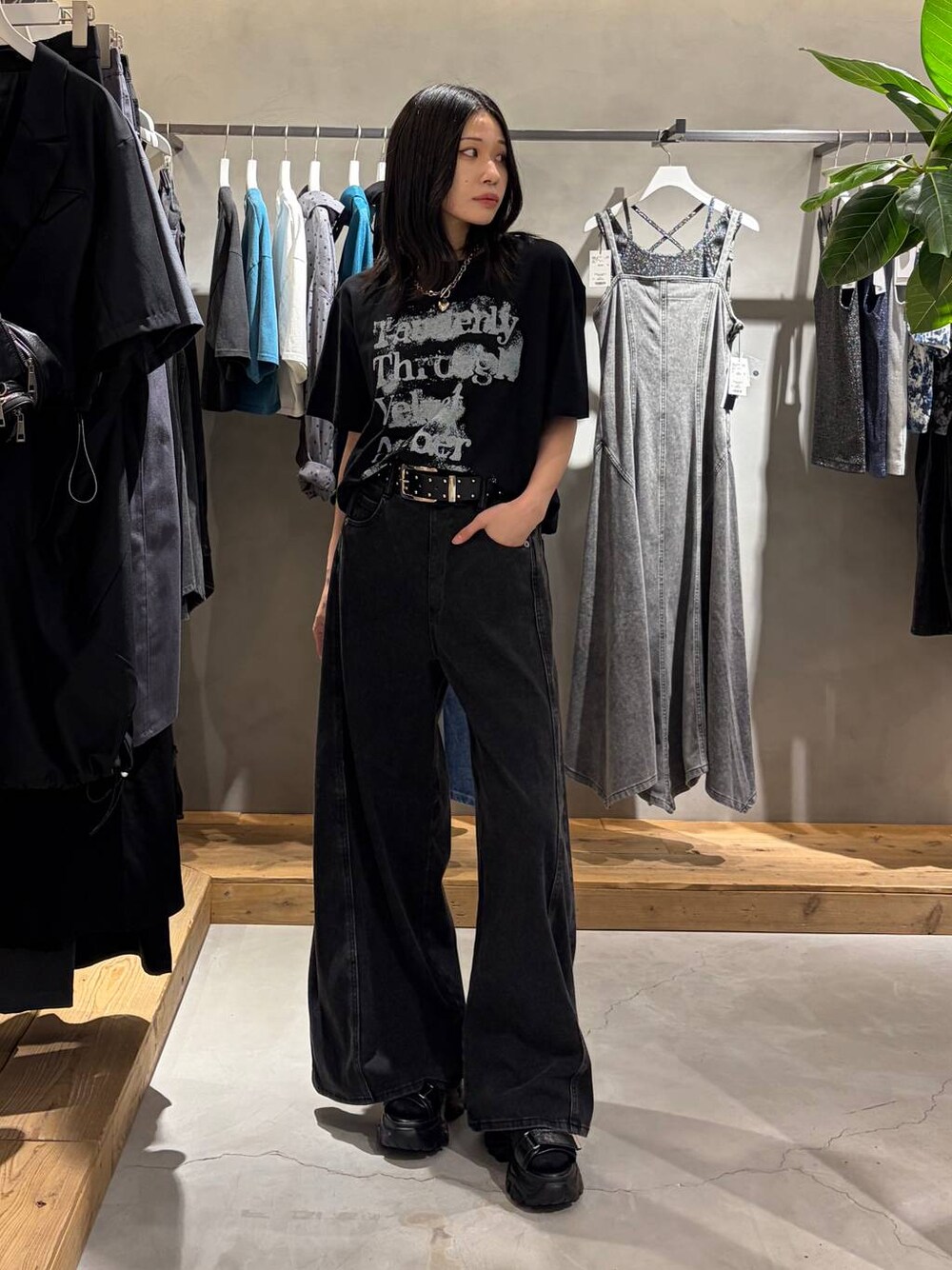 ブラック系のデニムパンツ、ブラック系のTシャツ/カットソー、ブラック系のサンダルを着用したレディースの夏コーディネートの1枚目の写真