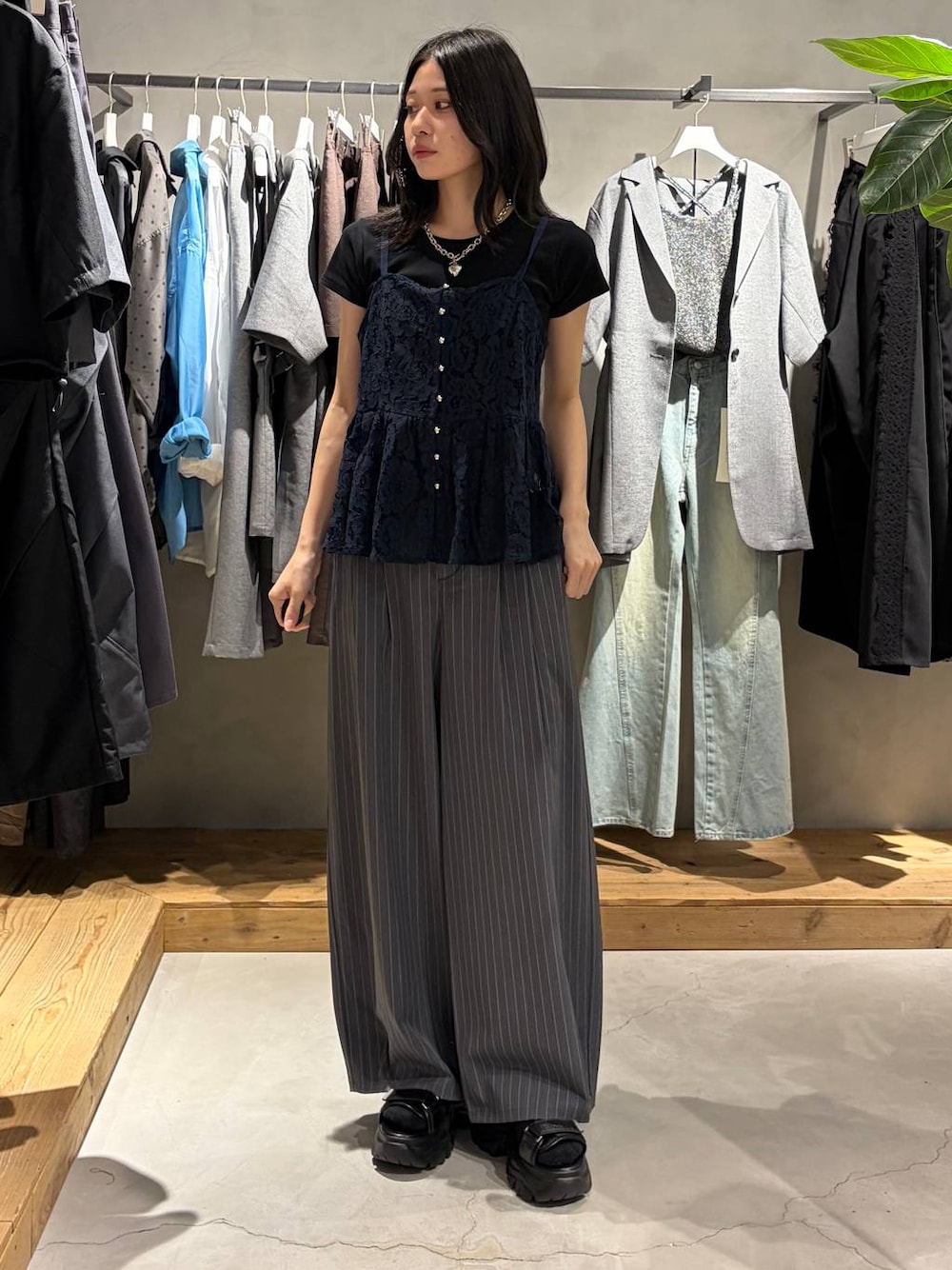 ブラック系のサンダル、ブラック系のTシャツ/カットソー、ブルー系のその他トップスを着用したレディースの夏コーディネートの1枚目の写真