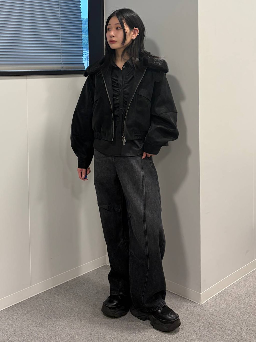 ブラック系のデニムパンツ、ブラック系のブルゾン、ブラック系のシャツ/ブラウスを着用したレディースの秋コーディネートの1枚目の写真