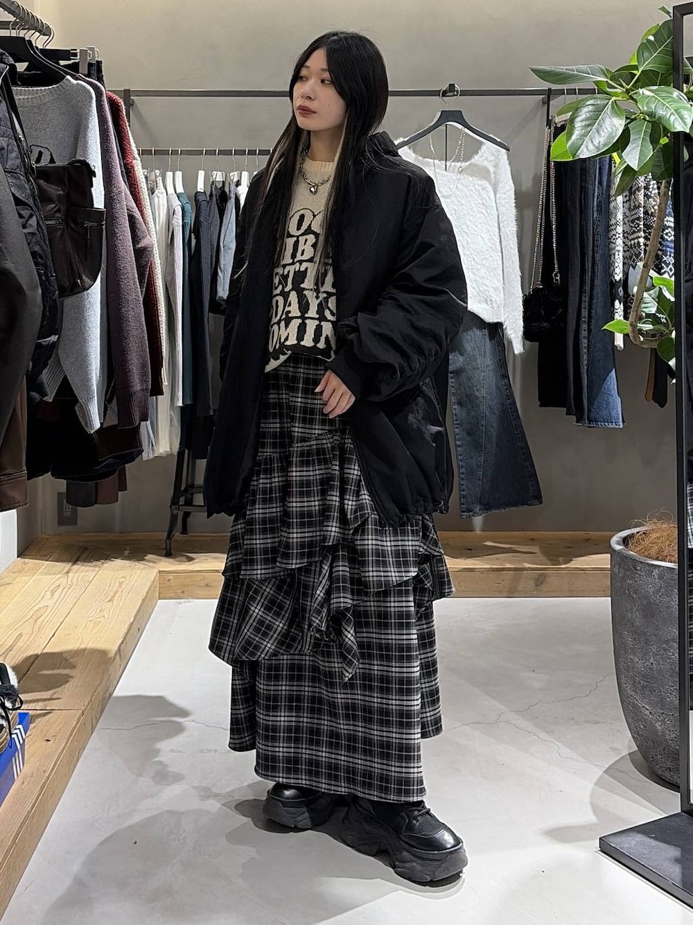 ブラック系のブーツ、ブラック系のスカート、ブラック系のブルゾンを着用したレディースの冬コーディネートの1枚目の写真