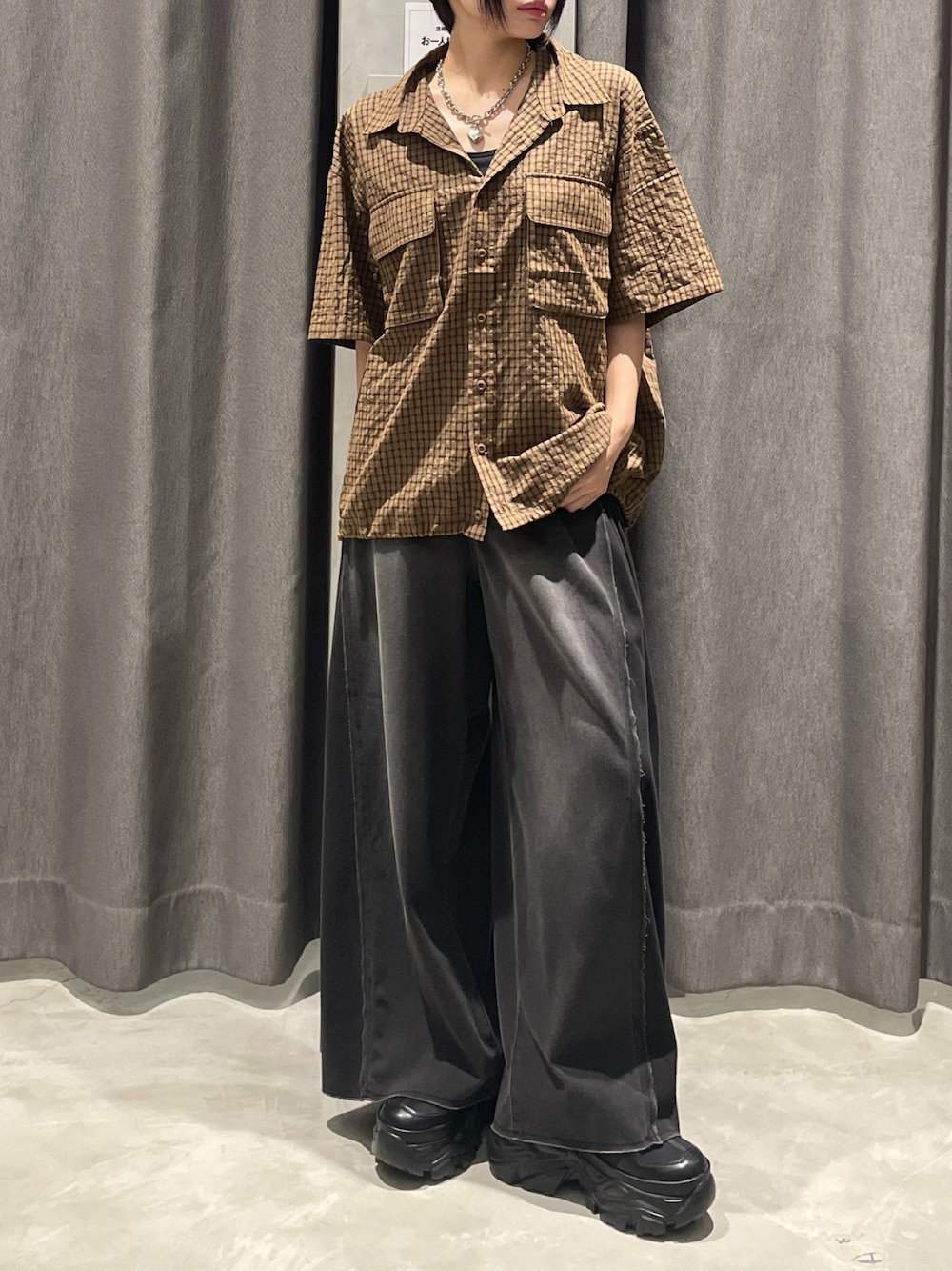 ブラウン系のシャツ/ブラウス、ブラック系のデニムパンツ、ブラック系のスニーカーを着用したレディースの夏コーディネートの1枚目の写真