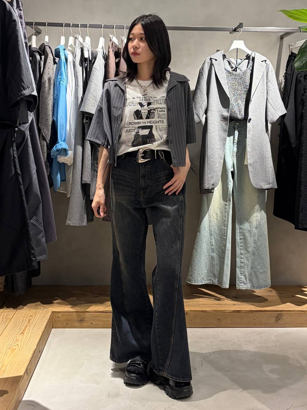 ホワイト系のTシャツ/カットソー、ブルー系のデニムパンツ、ブラック系のサンダルを着用したレディースの夏コーディネートの1枚目の写真