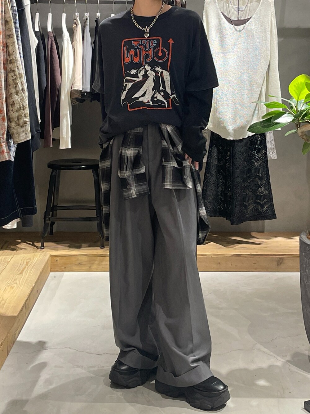 ブラック系のTシャツ/カットソー、ブラック系のシャツ/ブラウス、グレー系のスラックスを着用したレディースの夏コーディネートの1枚目の写真