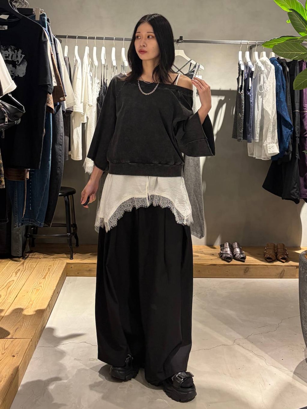 ブラック系のTシャツ/カットソー、ブラック系のスラックス、ブラック系のサンダルを着用したレディースの夏コーディネートの1枚目の写真