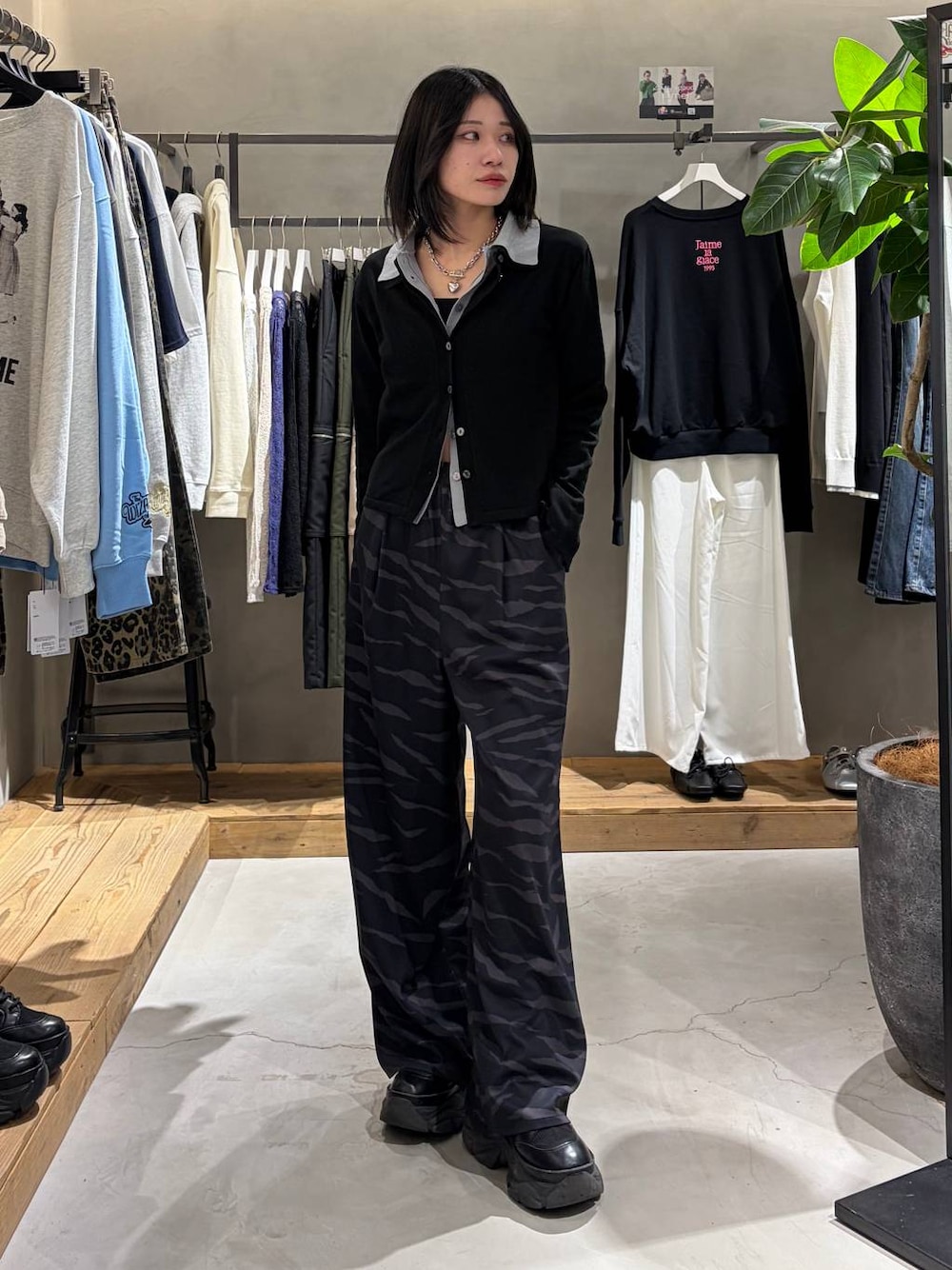 ブラック系のブーツ、その他のスラックス、グレー系のカーディガン/ボレロを着用したレディースの春コーディネートの1枚目の写真