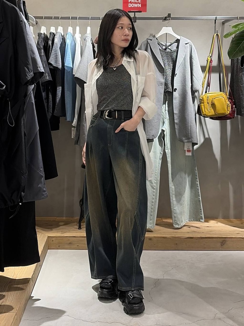 グリーン系のデニムパンツ、ブラック系のサンダル、ホワイト系のシャツ/ブラウスを着用したレディースの夏コーディネートの1枚目の写真