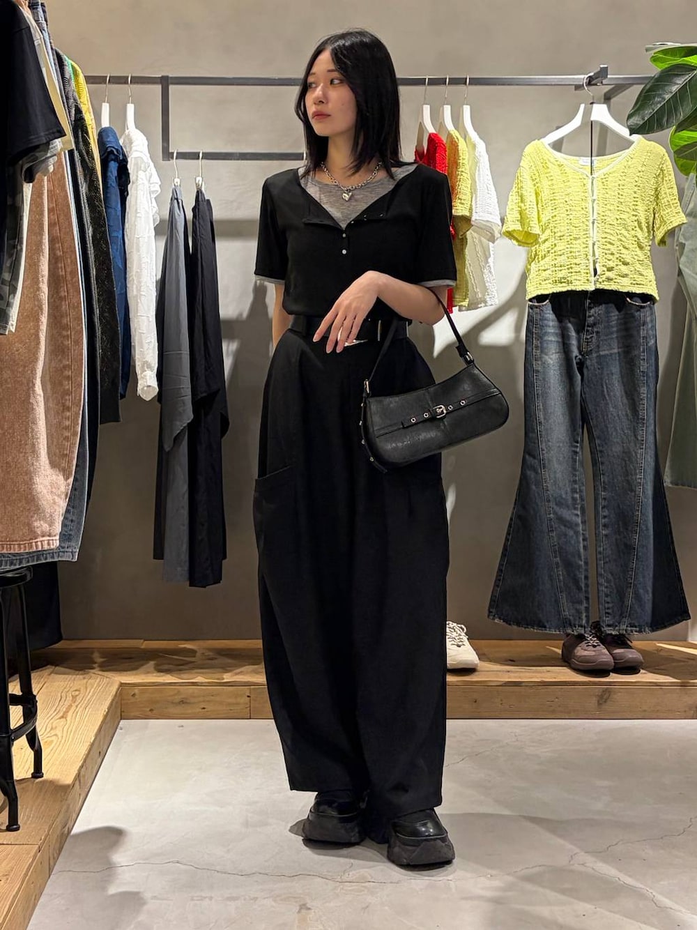 ブラック系のハンドバッグ、ブラック系のその他パンツ、ブラック系のTシャツ/カットソーを着用したレディースの春コーディネートの1枚目の写真