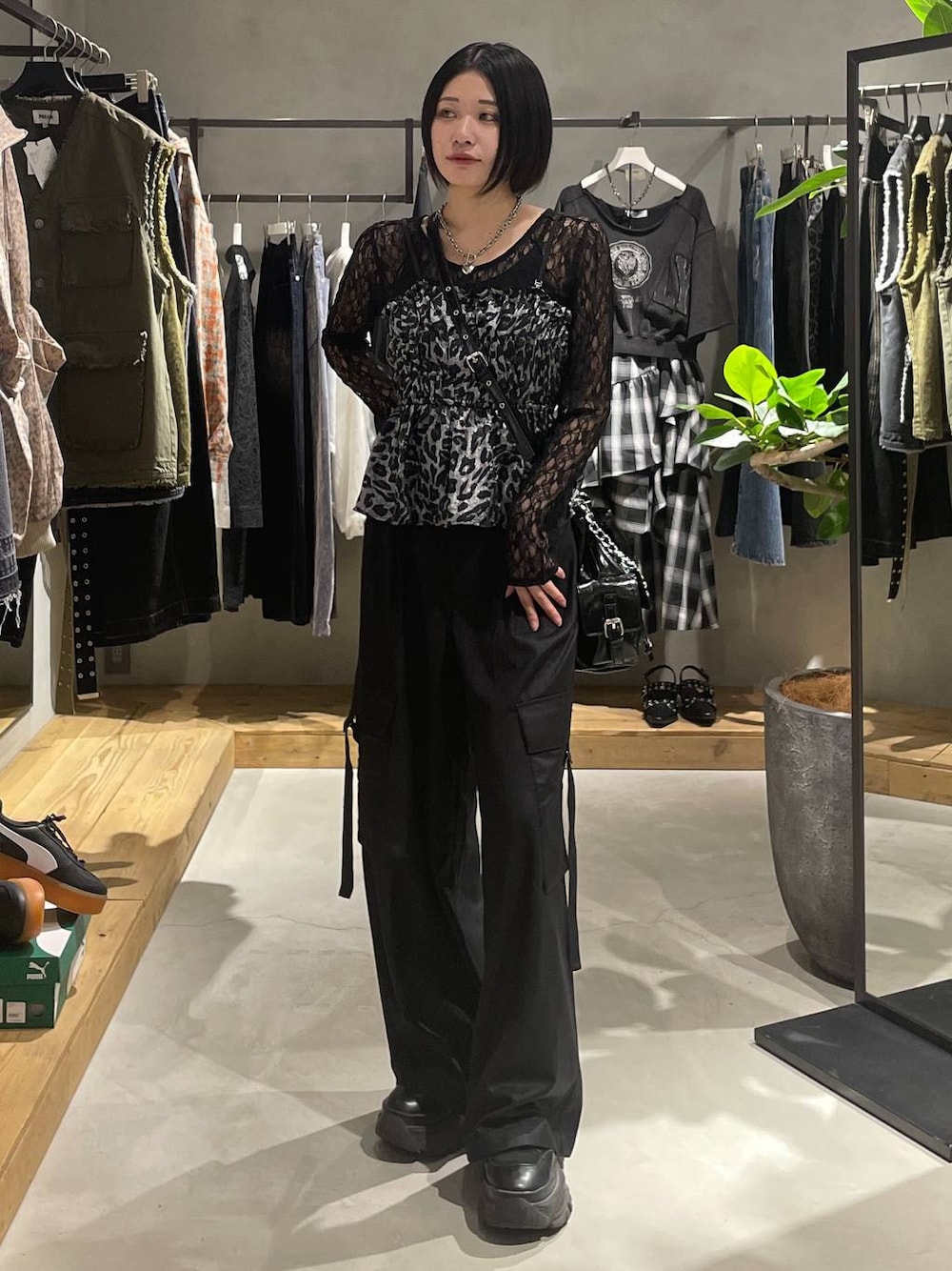 ブラック系のブーツ、その他のキャミソール、ブラック系のショルダーバッグを着用したレディースの秋コーディネートの1枚目の写真