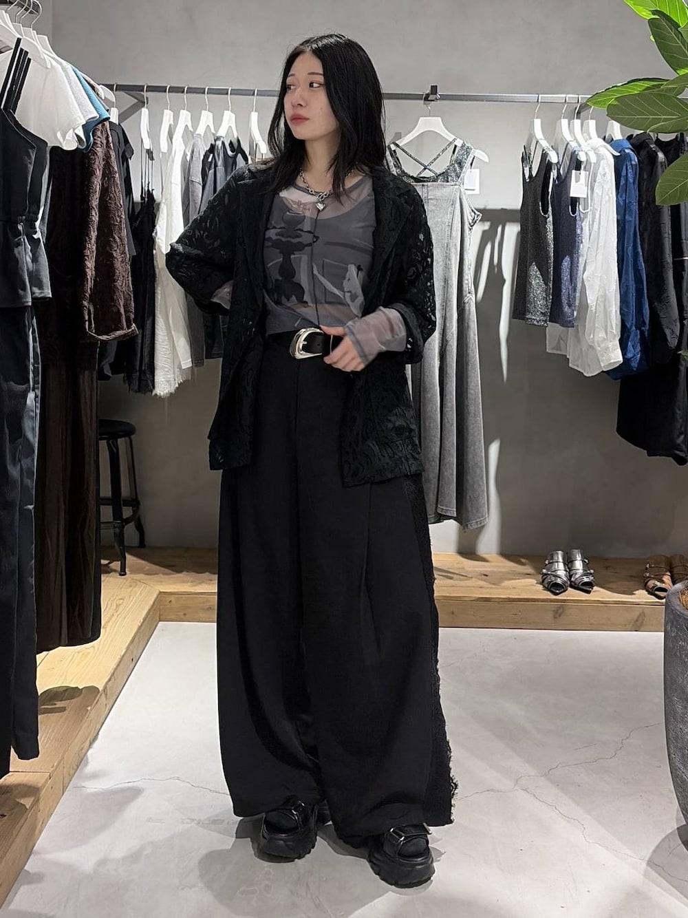ブラック系のテーラードジャケット、ホワイト系のTシャツ/カットソー、ブラック系のサンダルを着用したレディースの夏コーディネートの1枚目の写真