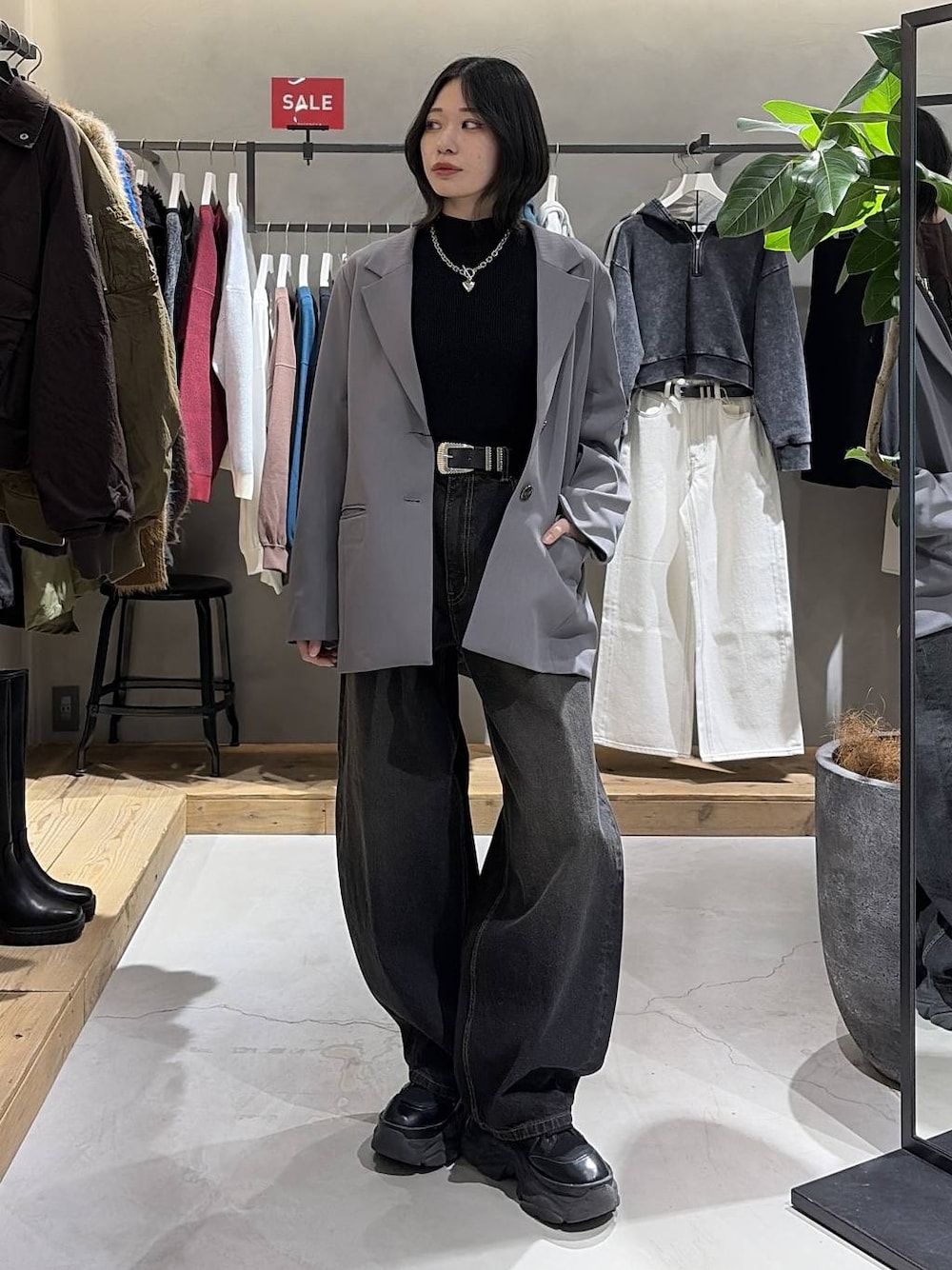 ブラック系のブーツ、ブラック系のニット/セーター、ブラック系のデニムパンツを着用したレディースの冬コーディネートの1枚目の写真