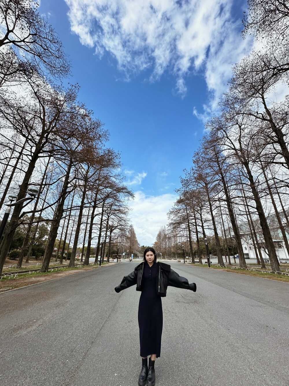 「今日のコーデ、お出かけコーデ、moussy、ニットワンピース、murua、moussyコーデ、ワンピース、ムートンコート、muruaコーデ、ブーツスタイル」｜「MURUAのオーバーカラーショートフェイクムートン（ブルゾン、ブラック系）」を使った、mizukiさん（レディース・157cm）の春コーディネートの1枚目の写真