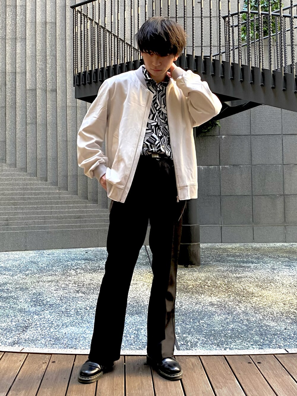 ホワイト系のブルゾン、ホワイト系のシャツ/ブラウス、ブラック系のスラックスを着用したメンズの冬コーディネートの1枚目の写真