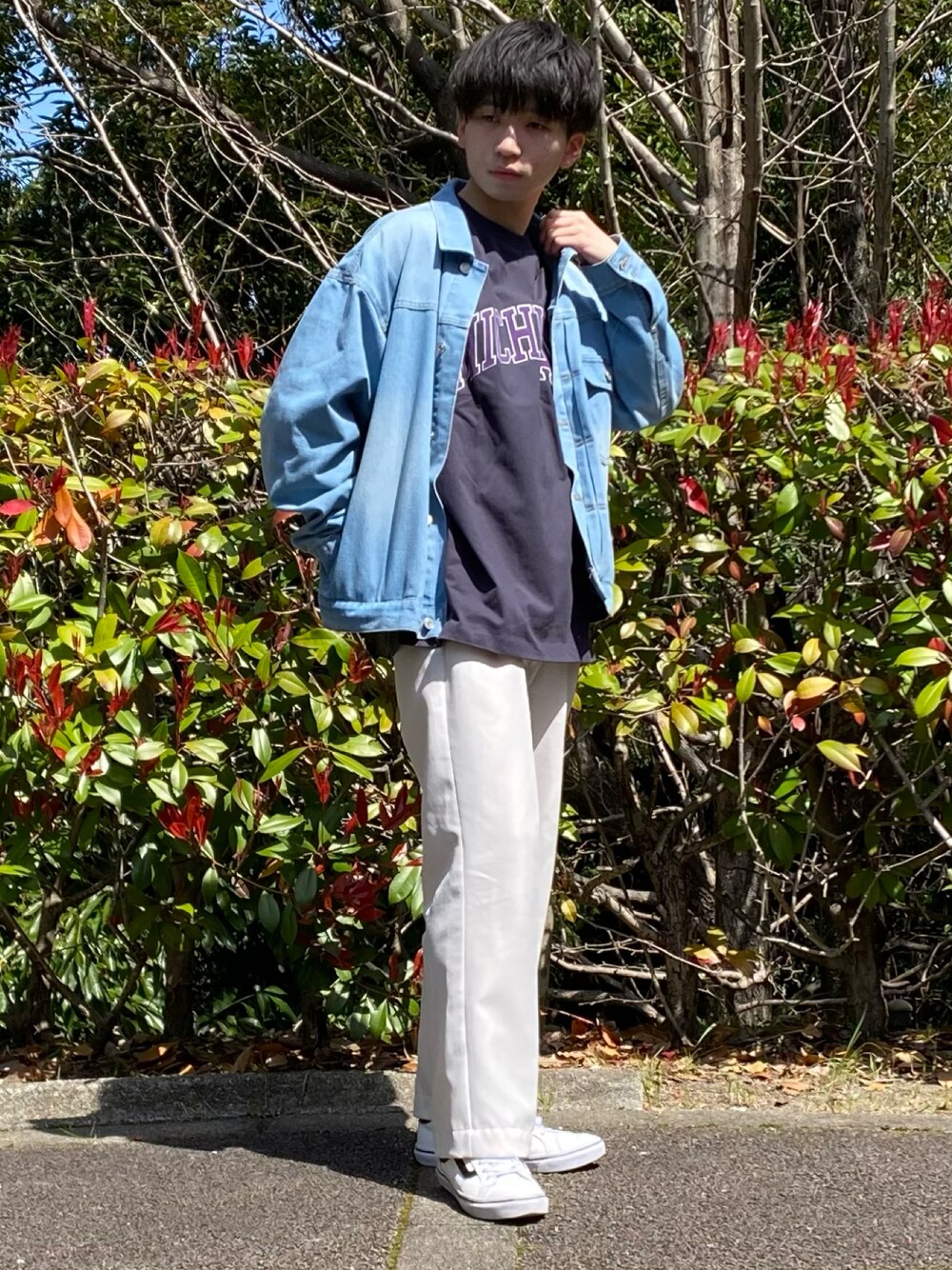 「はじめましてコーデ、春服、はるコーデ、お洒落さんとつながりたい、大人カジュアル、シンプル、デニム、春、春アウター、Tシャツ、デニムジャケット、カレッジ、プリントT、白パンツ、デニムコーデ」｜「ConfirmのConfirm / コンファーム ファーストデニムジャケット（デニムジャケット、ブルー系）」を使った、せーやさん（メンズ・170cm）の春コーディネートの1枚目の写真