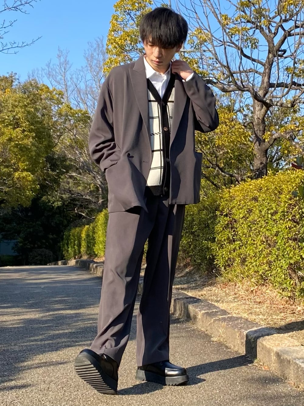 グレー系のセットアップ、その他のドレスシューズ、ブラック系のベストを着用したメンズの春コーディネートの1枚目の写真