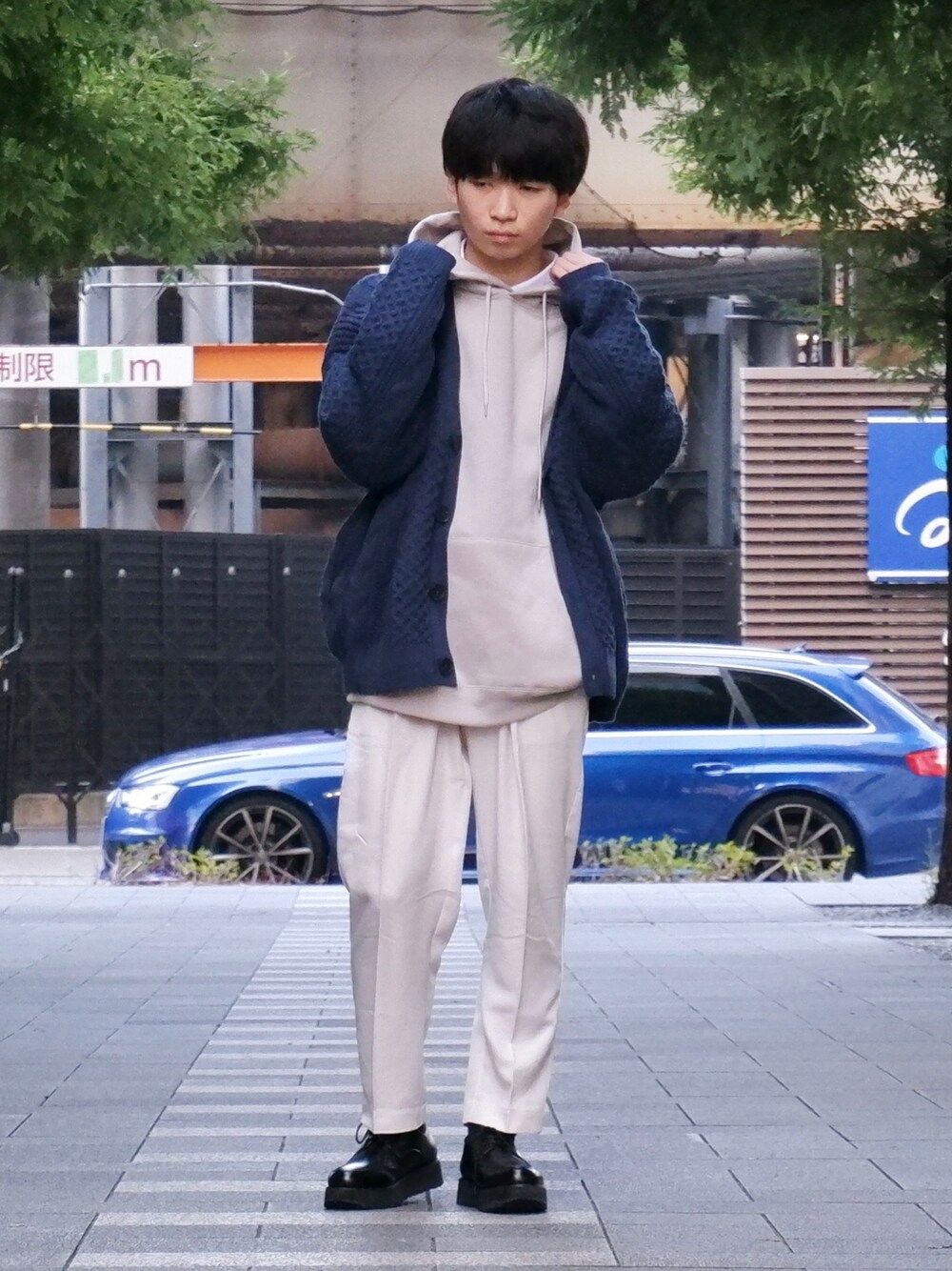 ブルー系のカーディガン/ボレロ、ホワイト系のパーカー、ホワイト系のスラックスを着用したメンズの冬コーディネートの1枚目の写真