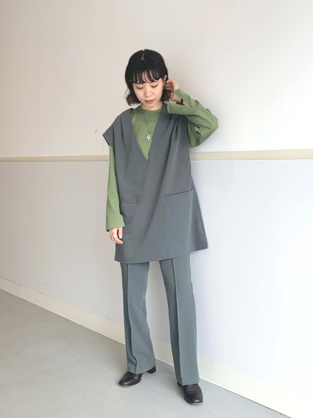 グリーン系のベスト、グリーン系のその他パンツ、グリーン系のTシャツ/カットソーを着用したレディースの秋コーディネートの1枚目の写真