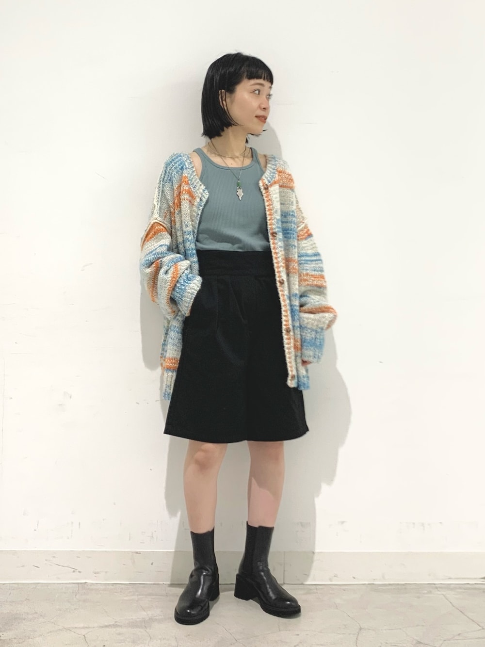 ホワイト系のカーディガン/ボレロ、ブルー系のTシャツ/カットソー、ブラック系のその他パンツを着用したレディースの秋コーディネートの1枚目の写真