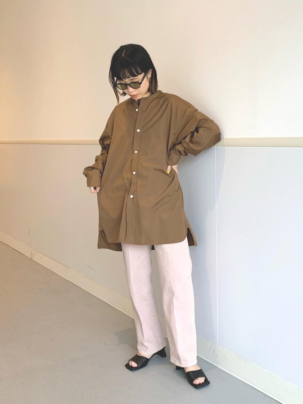 ブラック系のサンダル、ピンク系のデニムパンツ、ブラウン系のシャツ/ブラウスを着用したレディースの秋コーディネートの1枚目の写真