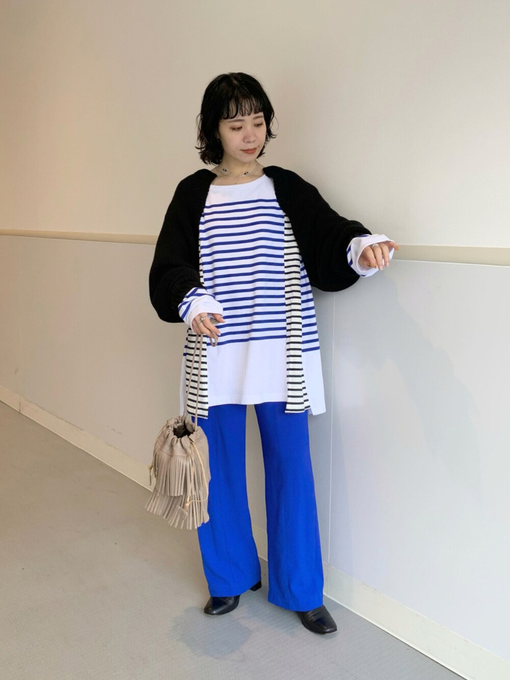 ブルー系のその他パンツ、ブラック系のニット/セーターを着用したレディースの秋コーディネートの1枚目の写真
