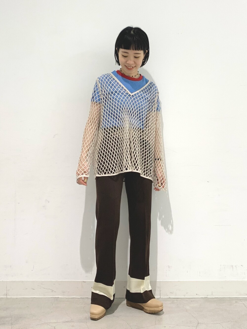 ホワイト系のTシャツ/カットソー、ブルー系のワンピースを着用したレディースの夏コーディネートの1枚目の写真