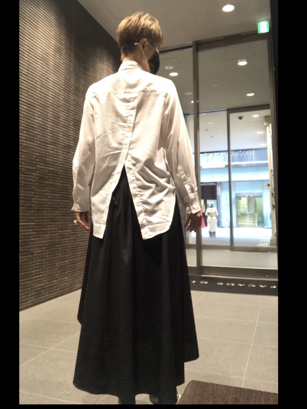 「オトナカジュアル、後ろ姿コーデ、白シャツ後ろがカワイイ、白シャツ後ろスリット、銀座、minx」｜「JOURNAL STANDARDのアイテム（シャツ/ブラウス、ホワイト系）」を使った、naoさん（レディース・170cm）の秋コーディネートの1枚目の写真
