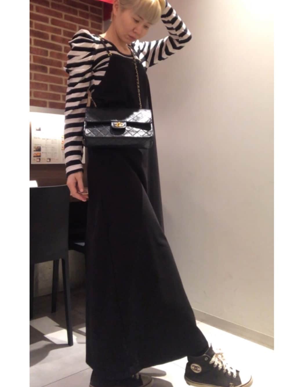 「オトナカジュアル、CHANELマトラッセ、CHANELバッシュ」｜「CHANELのアイテム（スニーカー、ブラック系）」を使った、naoさん（レディース・170cm）の春コーディネートの1枚目の写真